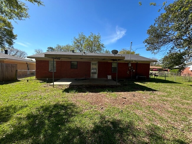 Building Photo - Beautiful Bossier Home In Old Greenacres
