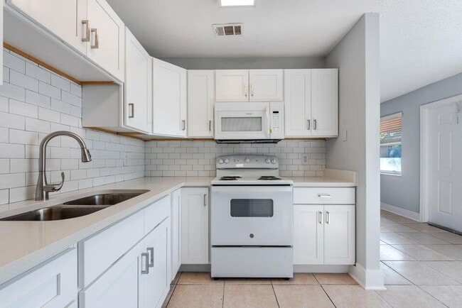 Building Photo - 801 NE 3rd St