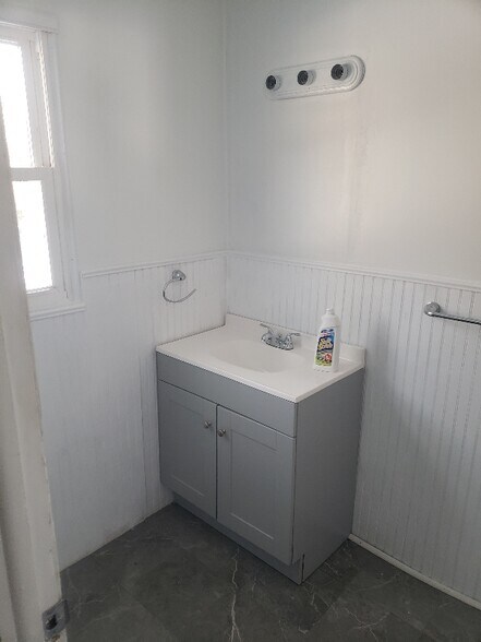 Building Photo - 127 Hilltop Cir