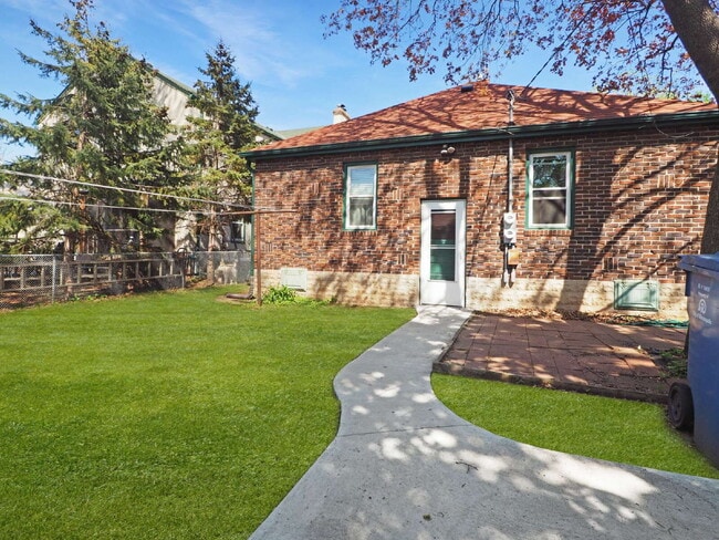 Building Photo - 1-Bedroom Side by Side Duplex in South Min...