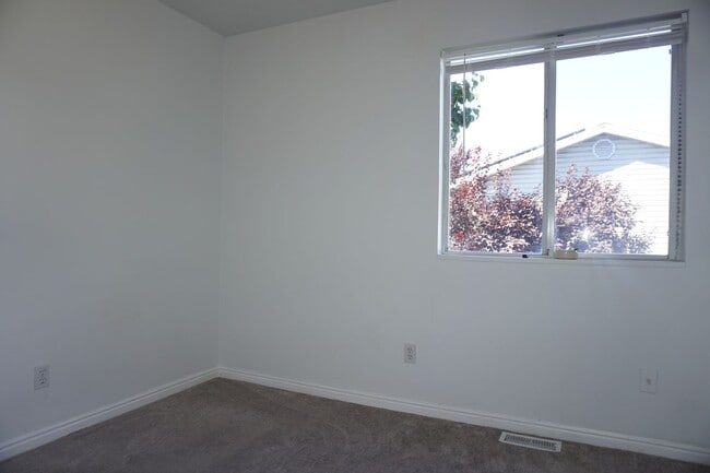 Building Photo - Centrally Located 3 Bedroom Midvale Home