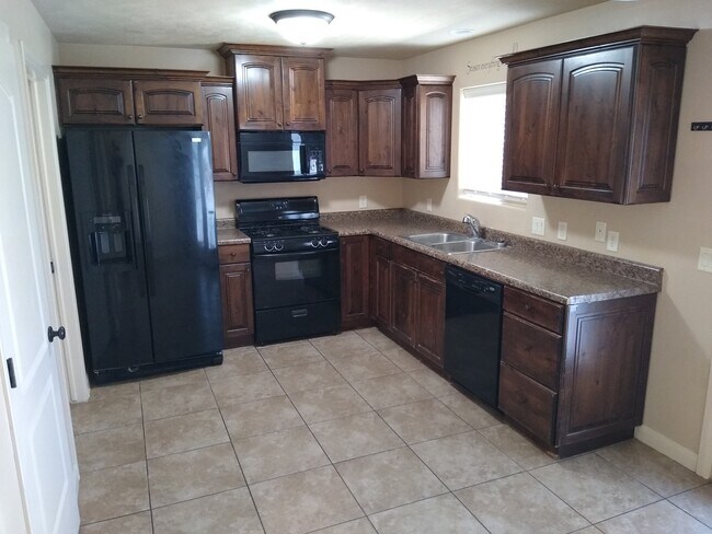 Building Photo - 340 1425 N St