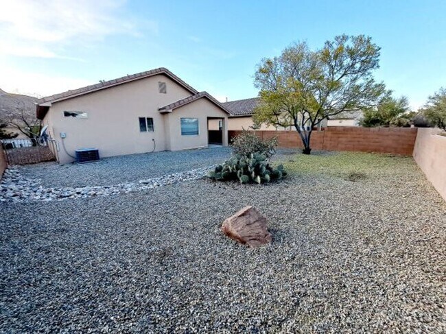 Building Photo - MOVE IN SPECIAL! 1/2 off 2nd months rent! Cute 3 bed, 2 bath home in Huning Ranch