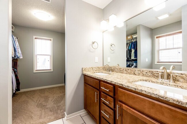 Building Photo - PRAIRIE TRAIL!! 4 Bed, 3.5 Bath Two-Story Home in Ankeny