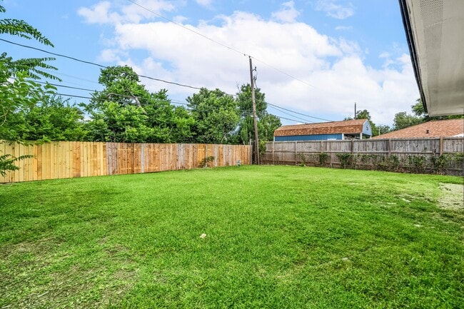 Building Photo - 404 Glenmore Dr