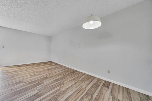 Building Photo - 308 Miracle Strip Pkwy SW