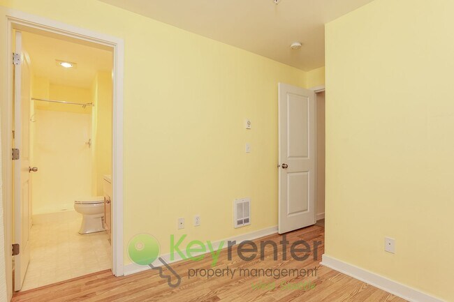 Building Photo - Sophisticated Seattle Home with Stunning Interiors