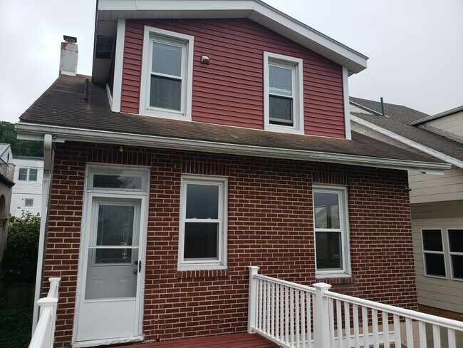 Building Photo - 2120 Mahantongo St