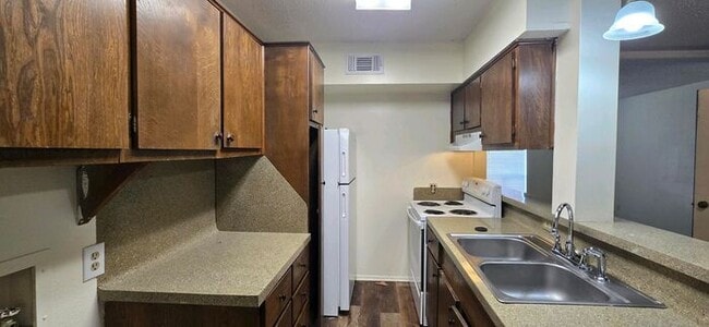 Building Photo - Tour Today! 2/1.5 Townhome in Longview