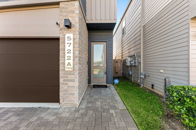 Building Photo - 5722 Rucio Ln