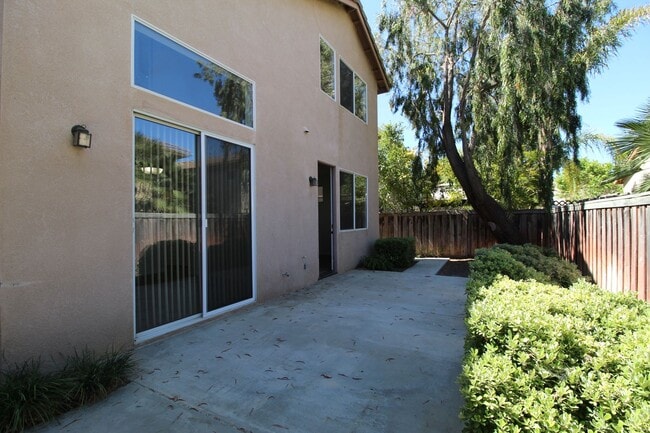 Building Photo - Large Ventura Home with Community Pool