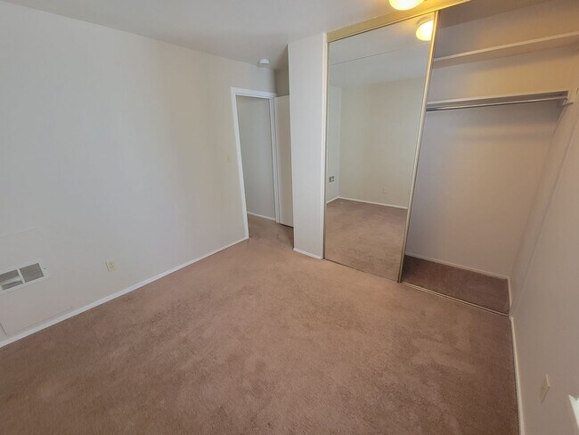 Building Photo - 2 Bedroom, 1 Bathroom Condo located in Max...