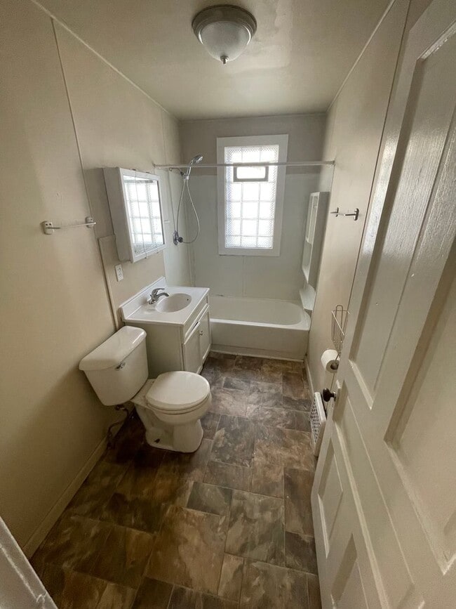 Building Photo - HUGE 4 Bedroom Apartment