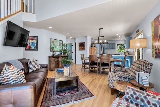 Building Photo - Beautiful bright home with large yard, fin...