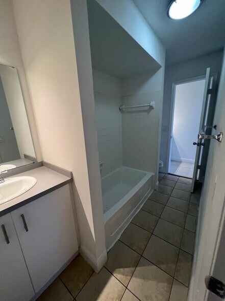 Building Photo - 1257 SW 46th Ave