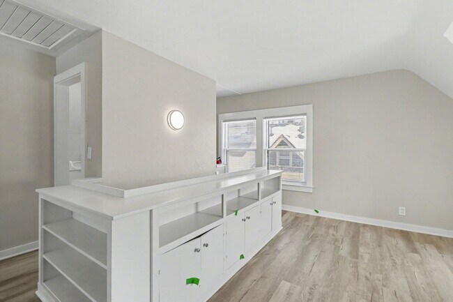 Building Photo - Fully Renovated 1 Bedroom in Historic Sloan Neighborhood $1099