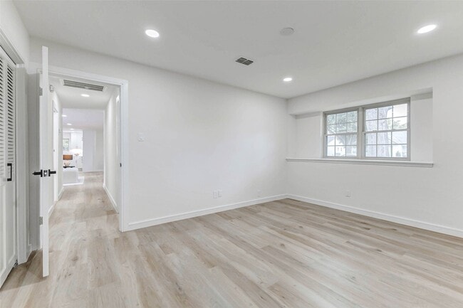 Building Photo - 9923 Emnora Ln