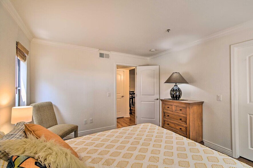 Building Photo - 2025 E Campbell Ave