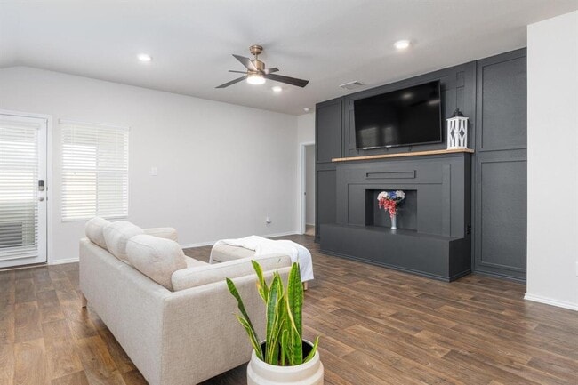 Building Photo - 105 Black Wolf Run