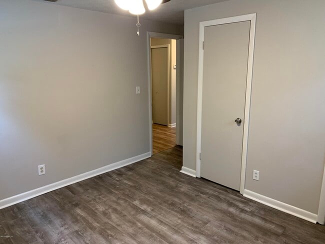 Building Photo - 421 Parkwood Dr