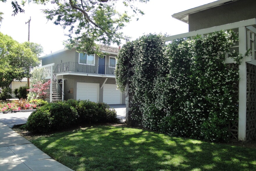 Front of building - 2331 Pauline Dr