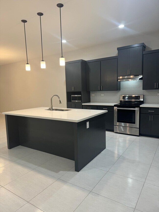Building Photo - 6001 Vero Dr