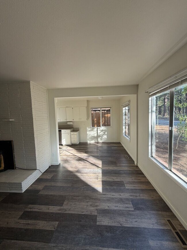 Building Photo - 916 Sunset Dr