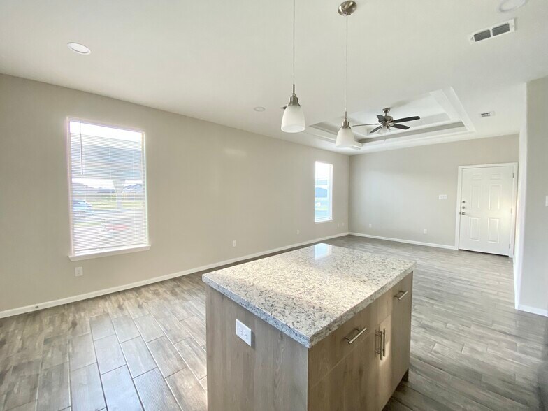 Building Photo - 805 W Sunset Valley St