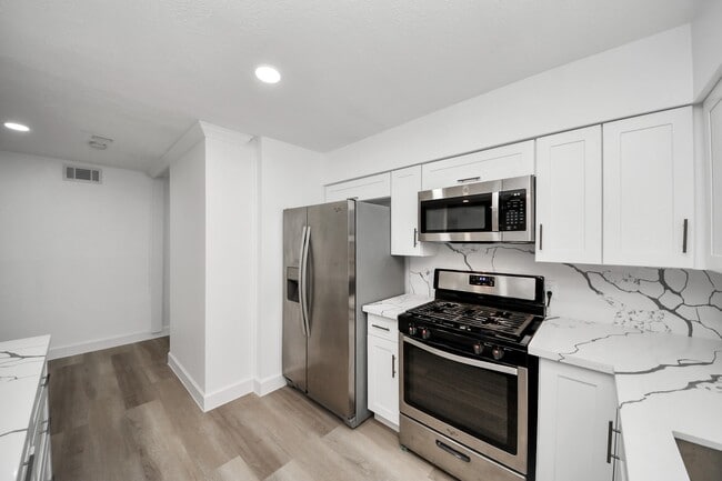 Building Photo - 5542 Holly St