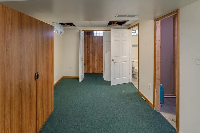Building Photo - 150 Bobolink Ave