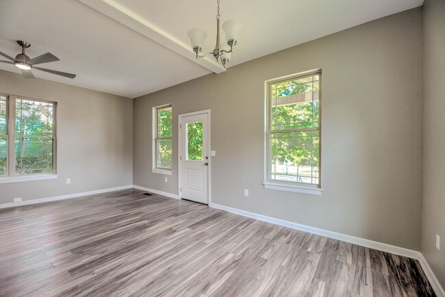 Building Photo - Knoxville 37914 - CHARMING 2 BEDROOM 1 BATH HOME WITH BONUS LOT! Contact Lisa Vineyard & Shannon ...