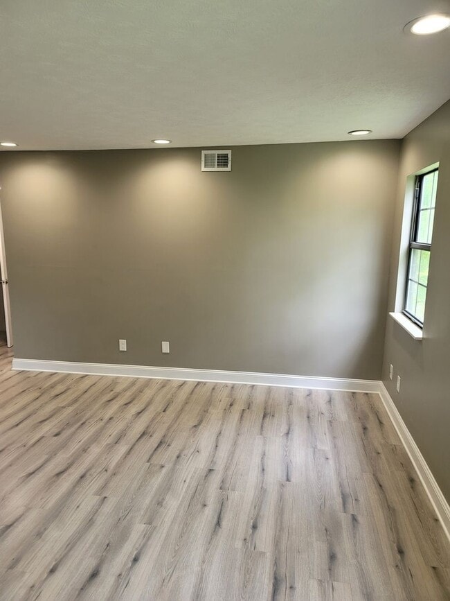 Building Photo - RENOVATED 2 BDRM, 2 BATH UPSTAIRS CONDO.  ...