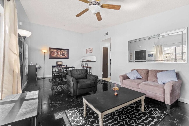 Building Photo - Chic & Cozy 2-Bed, 2-Bath Condo Retreat in Heart of Tampa