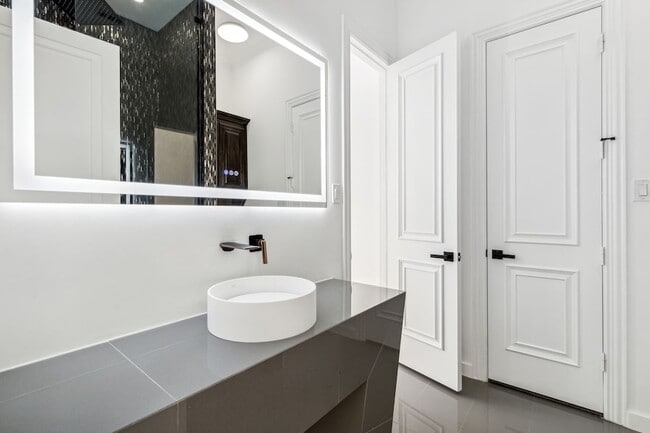 Building Photo - 1229 Strathmore Dr