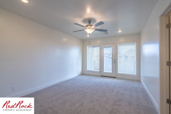 Building Photo - Stunning Spacious 3 Bedroom Unit