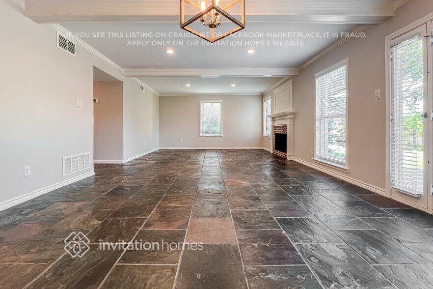 Building Photo - 404 Columbia Dr