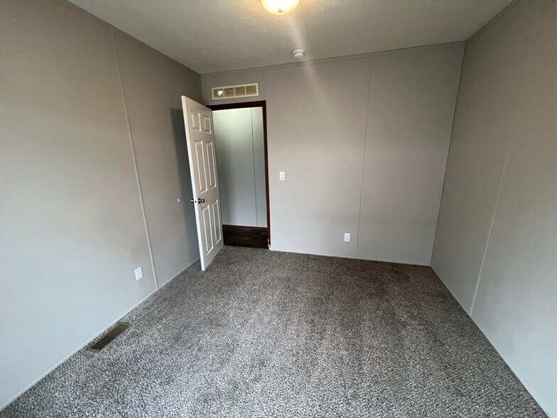 Building Photo - 54 Locust St