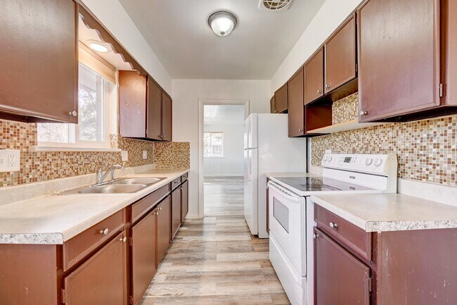 Building Photo - $1,885.00 - 4 Beds, 2 Bath, Duplex in Litt...