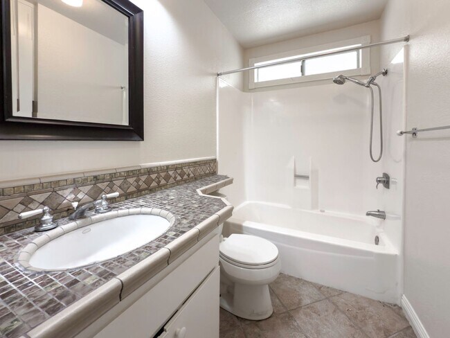 Building Photo - 3 Bedroom/2 Bathroom Private Home with Lar...