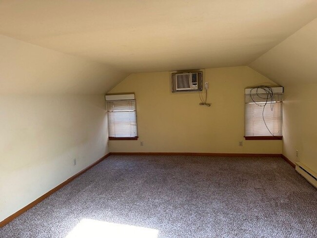 Building Photo - 2 Bedroom 2 Bathroom 2nd and 3rd floor Apa...