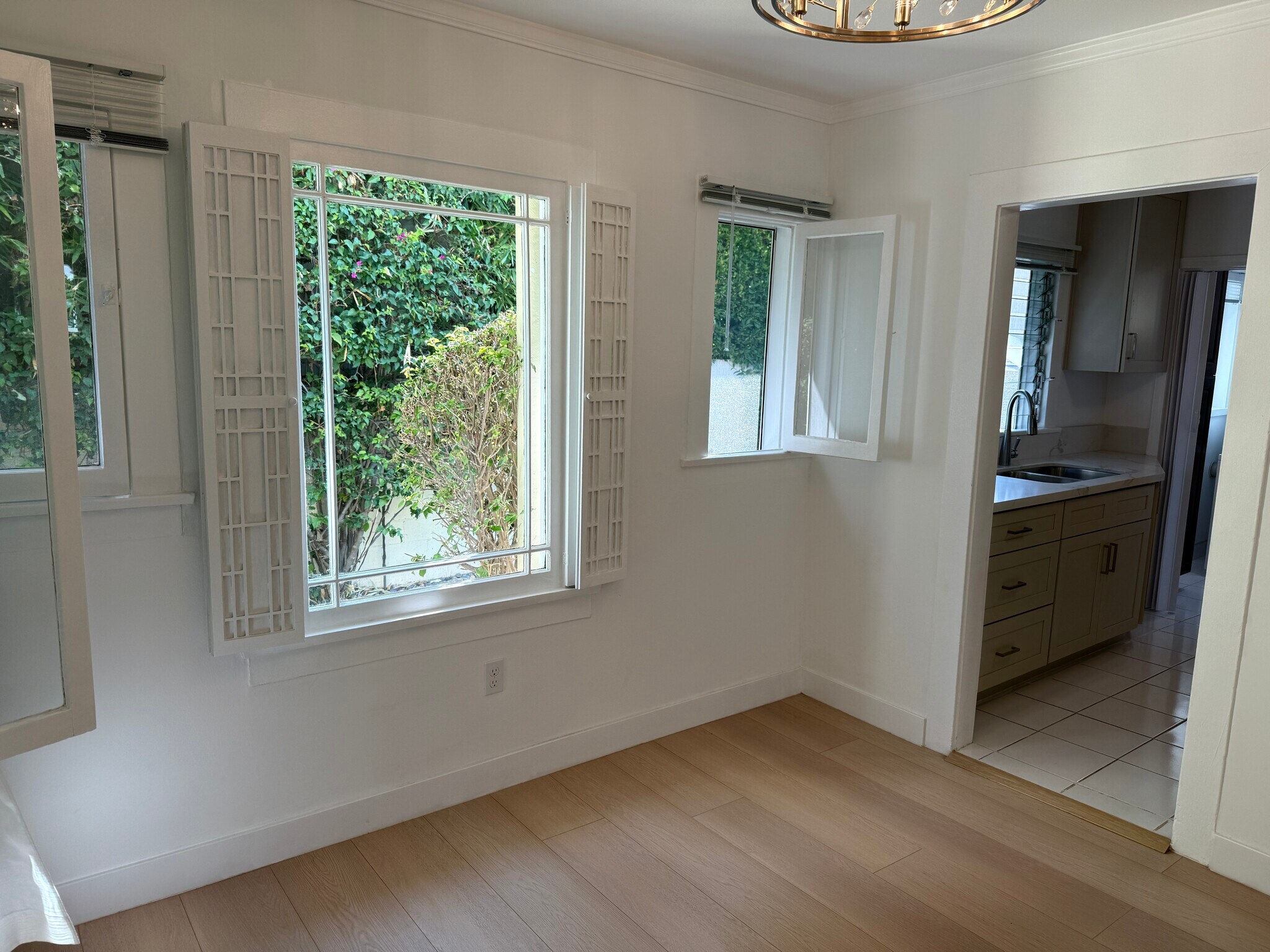 Building Photo - 8730 Rosewood Ave