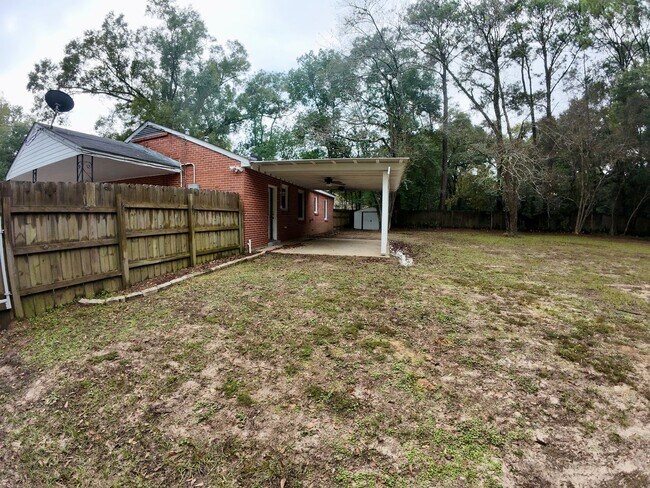 Building Photo - 3/1 Brick Home Near USA Campus w/ Carport & Fenced-In yard