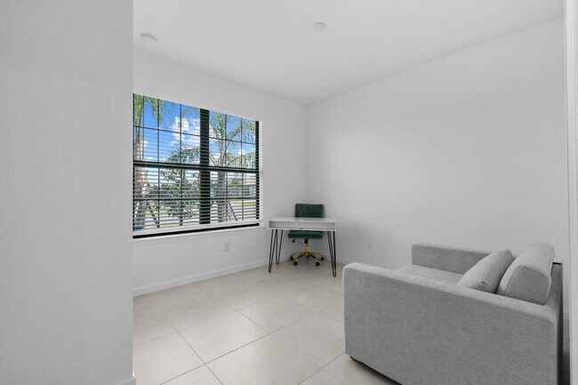 Building Photo - 758 SE Courances Dr