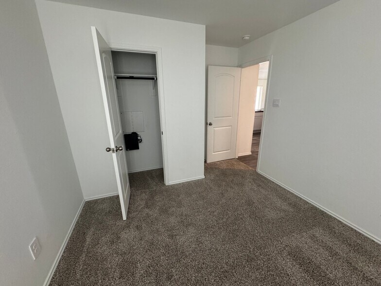 Building Photo - 5626 Vintage Oakmont Dr