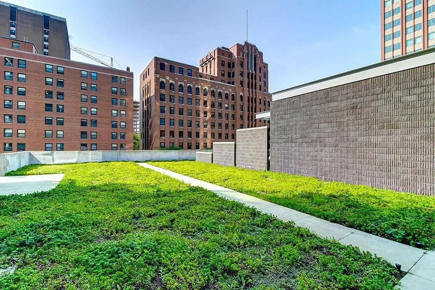 Building Photo - 170 W Chicago Ave