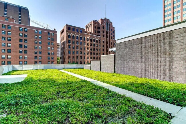 Building Photo - 170 W Chicago Ave