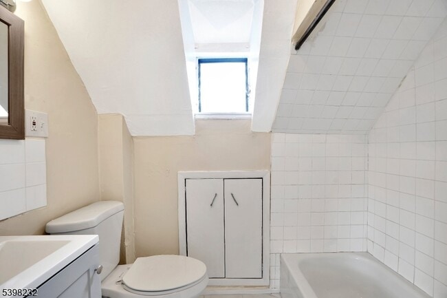 Building Photo - 706 Chestnut St