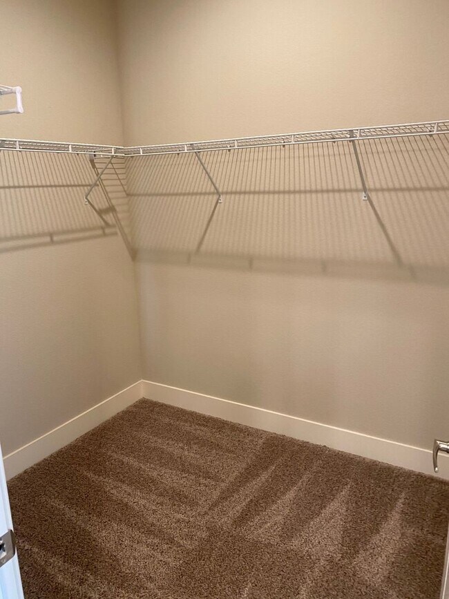 Building Photo - $2495 - MODERN - LARGE YARD - GRANITE - ST...