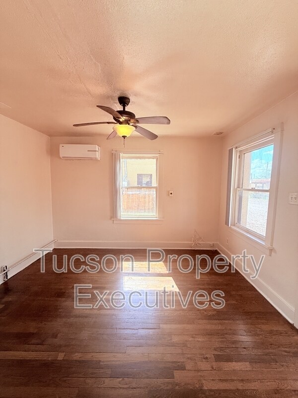 Building Photo - 2632 N Stone Ave