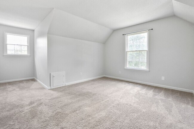 Building Photo - Pet Friendly Three Bedroom!